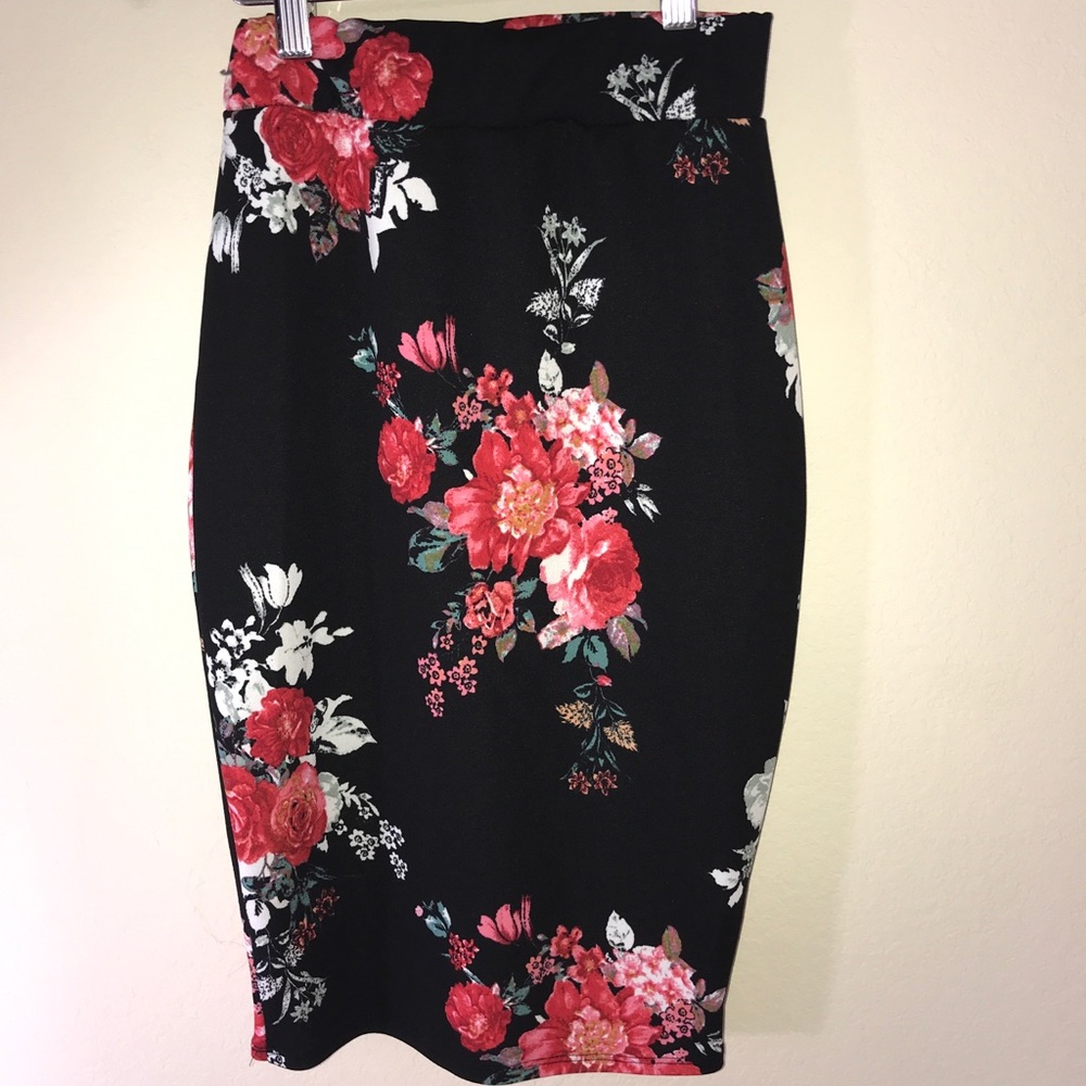 Red floral pencil skirt, fits like a size 0